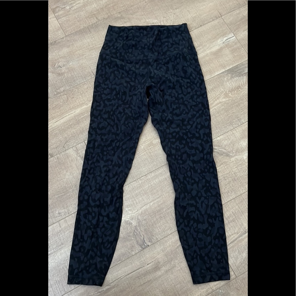 Lululemon Aligns size 6 25”